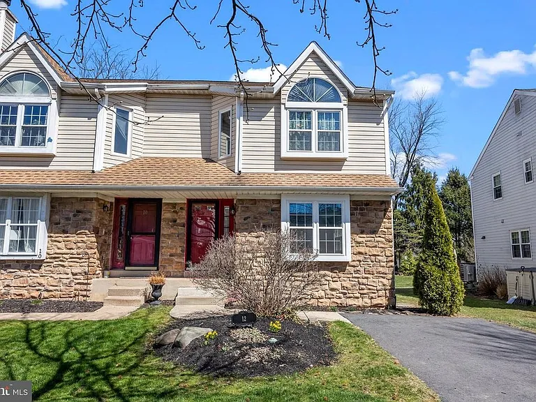 12 Pearl Dr — Photo 1
