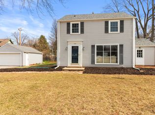 8300 N Regent Rd, Fox Pt, WI 53217