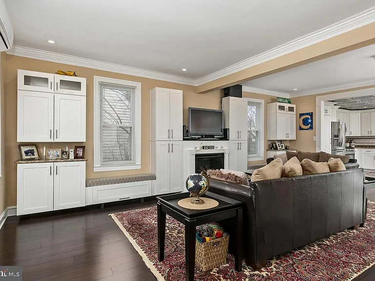 205 Douglass Ave — Photo 2