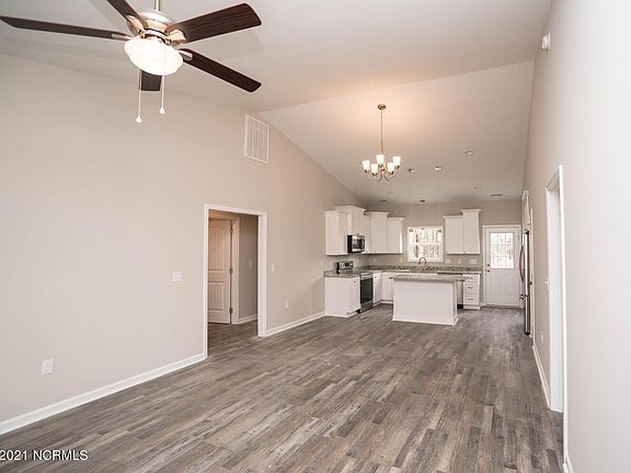 4th image of 658 Pelican Circle