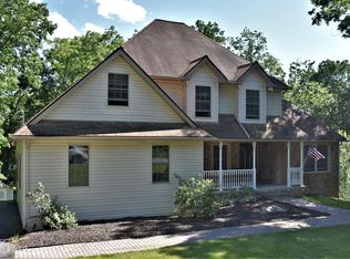 812 Appaloosa Ct, Hawley, PA 18428