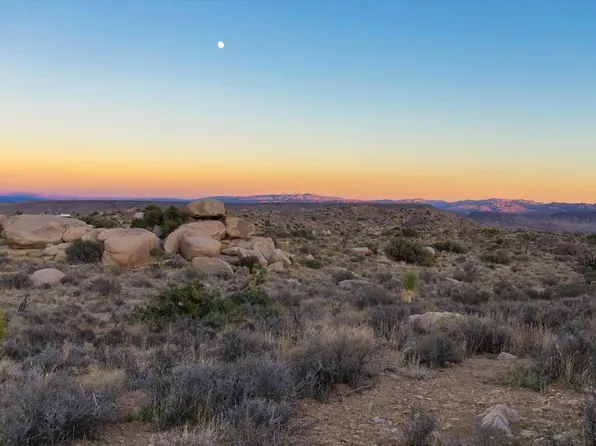 1 Dragonfly Ln, Pioneertown, CA 92268