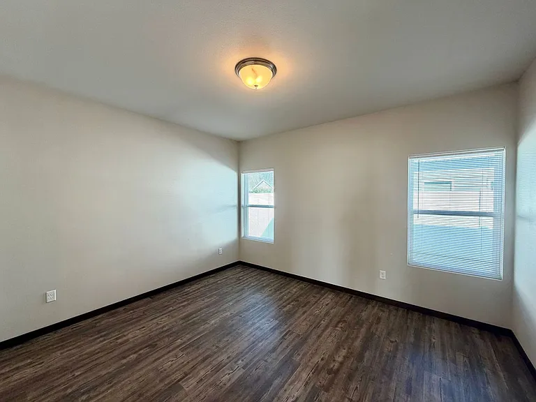 1114-1116 W Thomas St — Photo 10