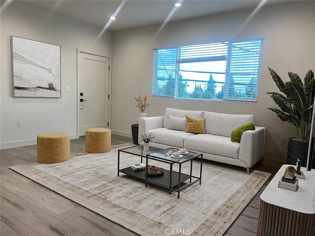 3 bed, 2.5 bath, 1176 sqft, $3,700 — Photo 3
