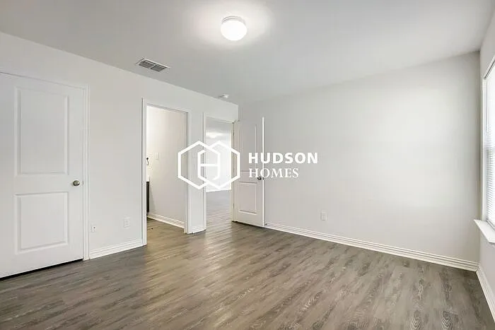 408 Jonathan St — Photo 8