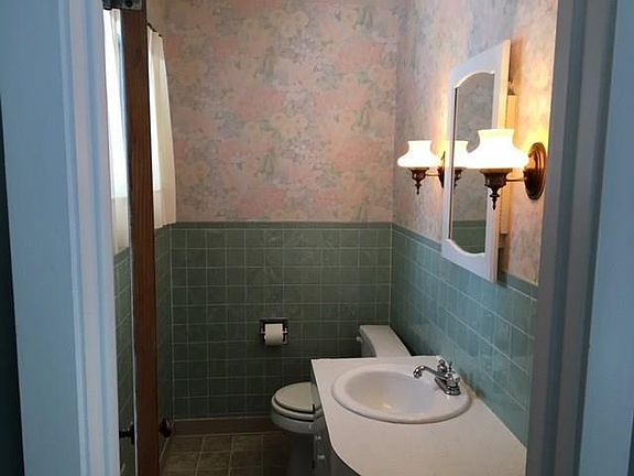 4th image of 32 Crandall St