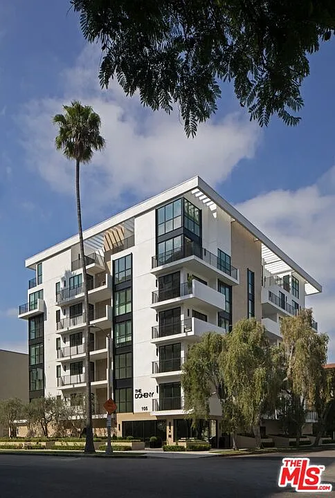 Building Photo - 105 S Doheny Dr #205