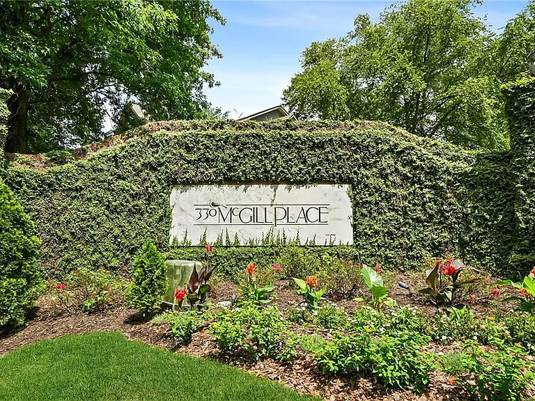 404 McGill Pl NE — Photo 1
