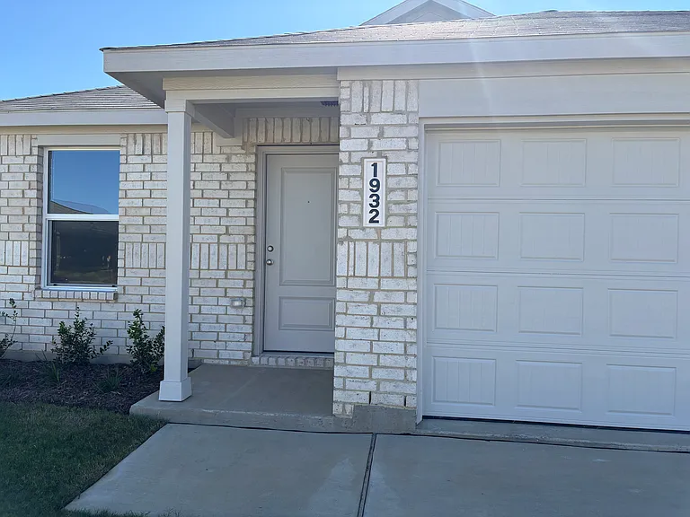 1932 Autumn Ln — Photo 3