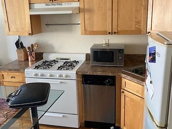 3rd image of 190 Meserole St APT 8