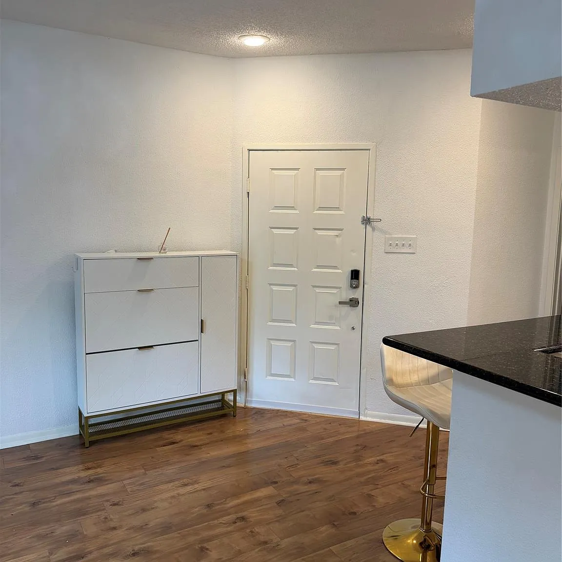 1 bed, 1.5 bath, 643 sqft, $1,000 — Photo 2