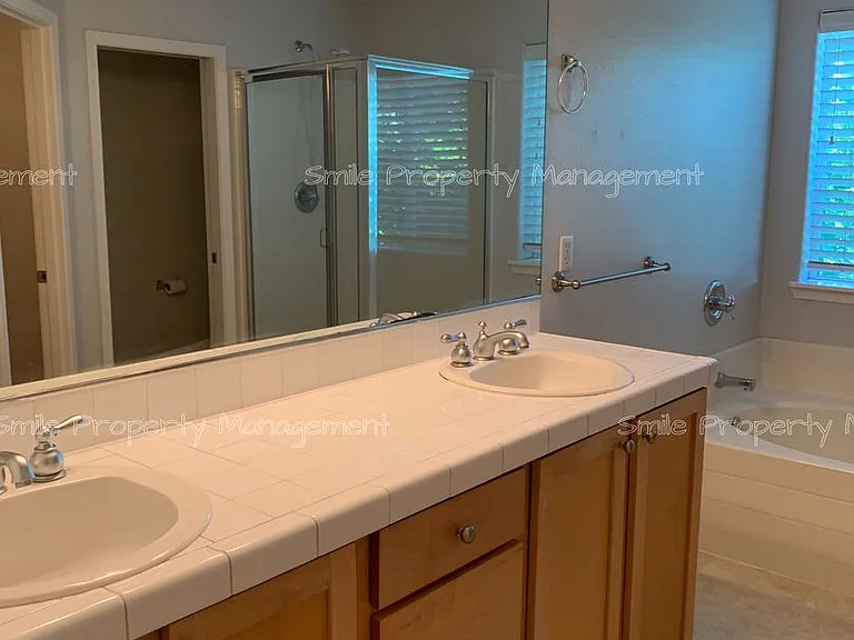 184 SW 105th Ter — Photo 7