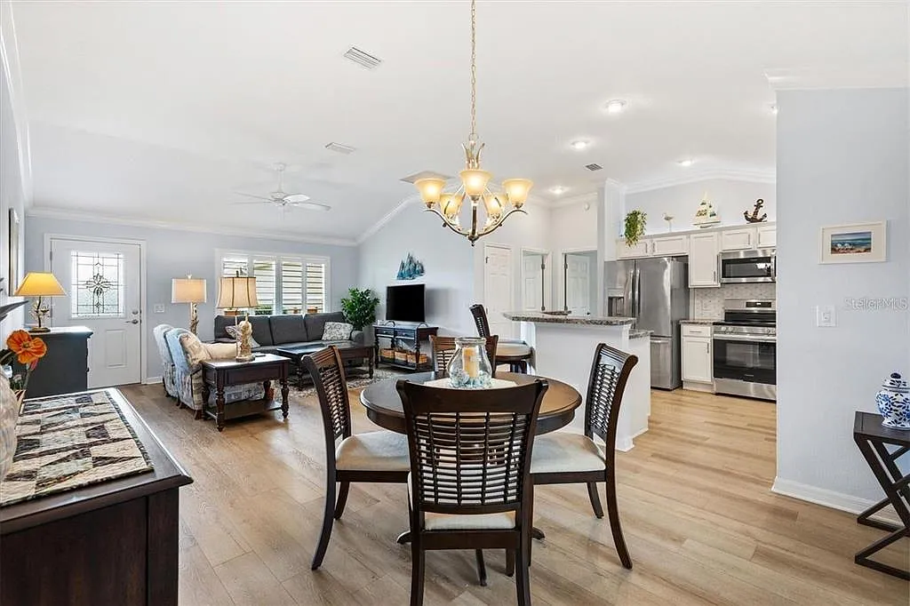 3 bed, 2.0 bath, 1559 sqft, $4,000 — Photo 4