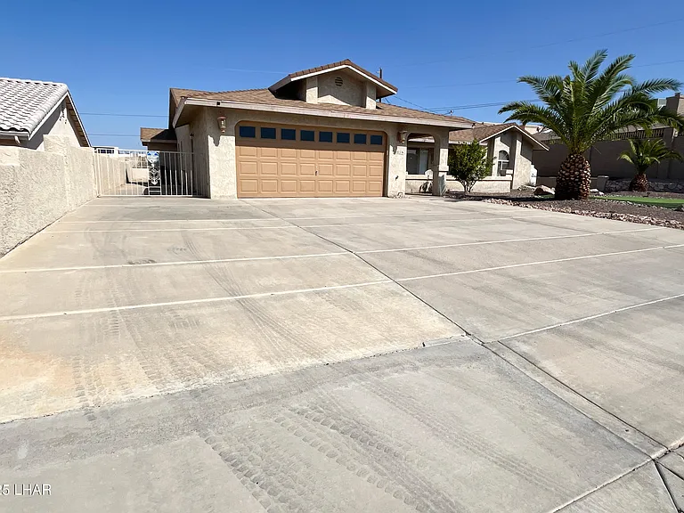 3185 Newport Dr — Photo 2