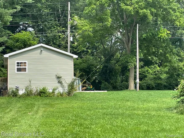 6060 & 6052 N Lapeer Rd, Fostoria, MI 48435