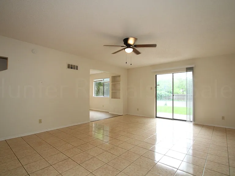 1112 Goodhue Dr — Photo 2