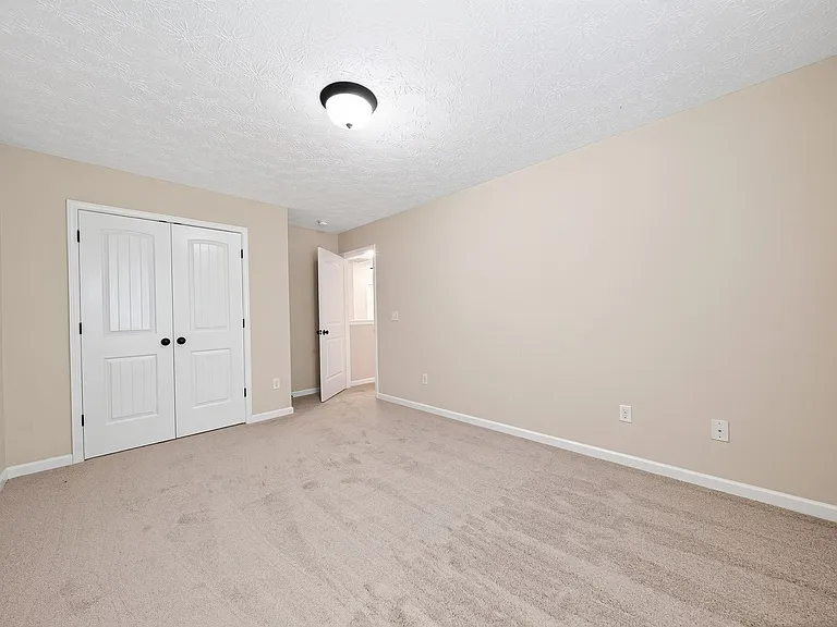 2 Lincolnshire Ln — Photo 12
