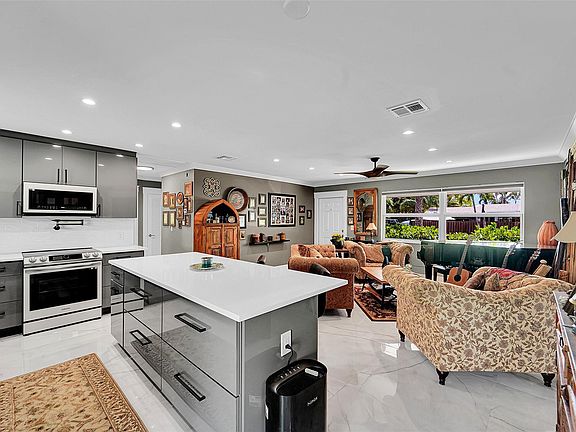 5th image of 240 SE 15th Avenue