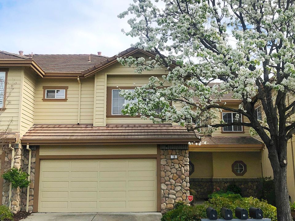 1st image of 18 Mountain Valley Pl