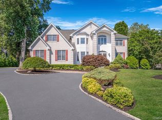 3 Kohlsaat Ct, Smithtown, NY 11787