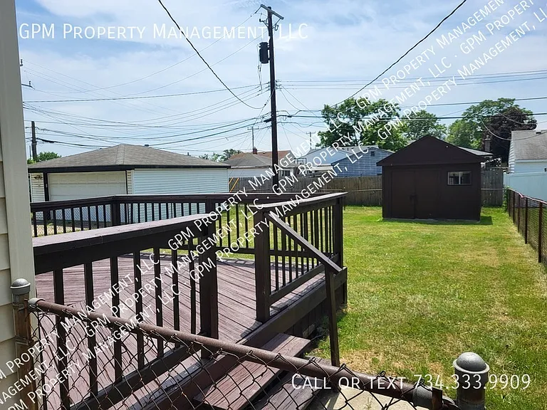 2745 Margaret St — Photo 3