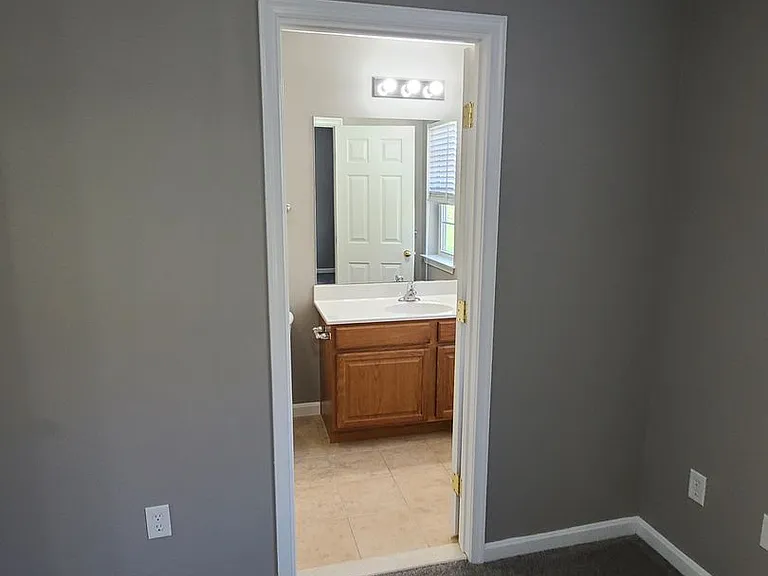 230 Crown Ct — Photo 32