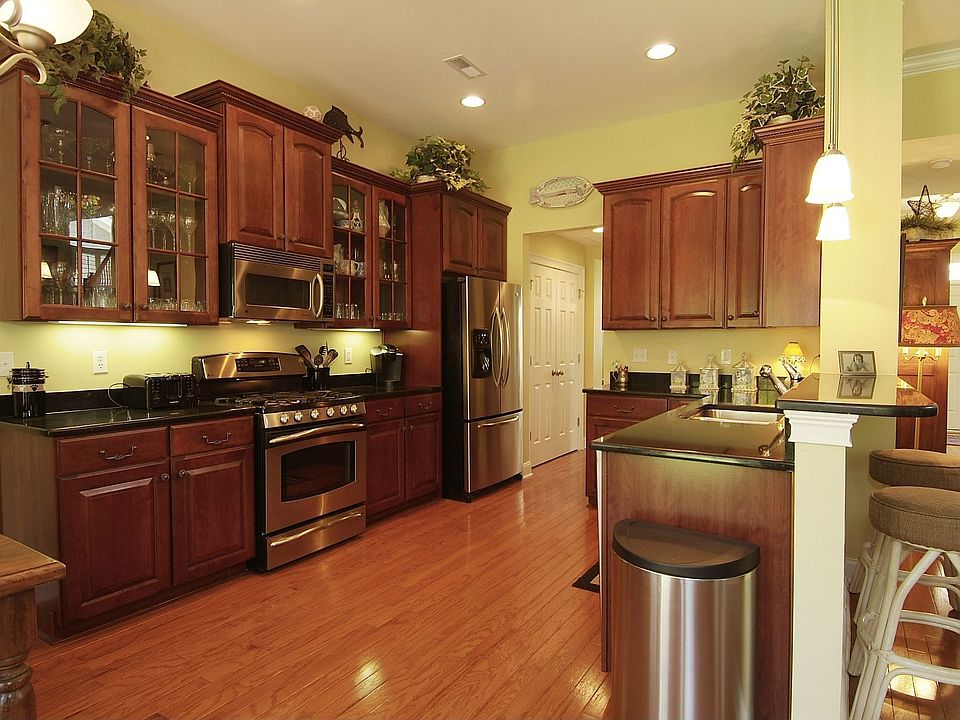 Kitchen Features Stainless Appliances