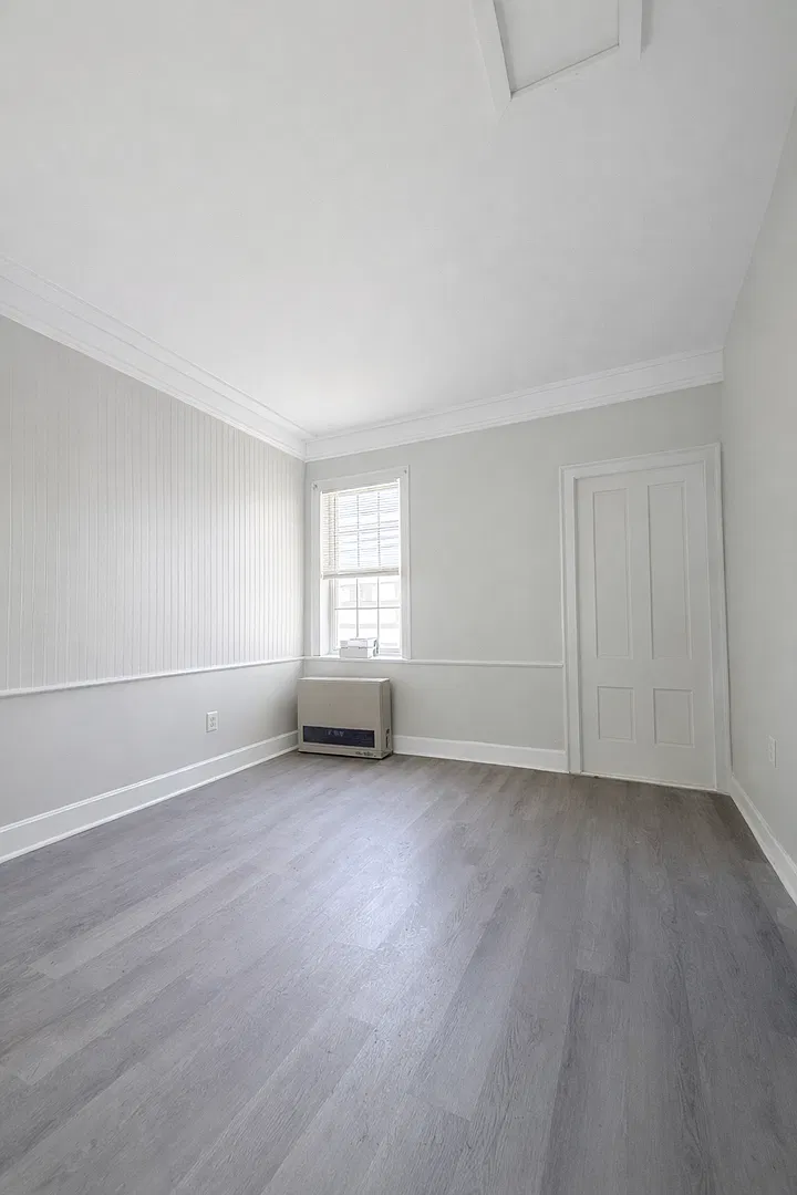 In town, spacious one bedroom with parking and pets OK! Washer dryer hookups. — Photo 3