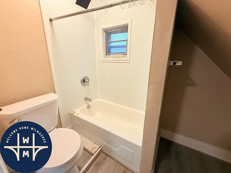 1720A N Astor St — Photo 10