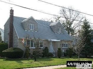 559 Terry Pl, Valley Stream, NY 11580