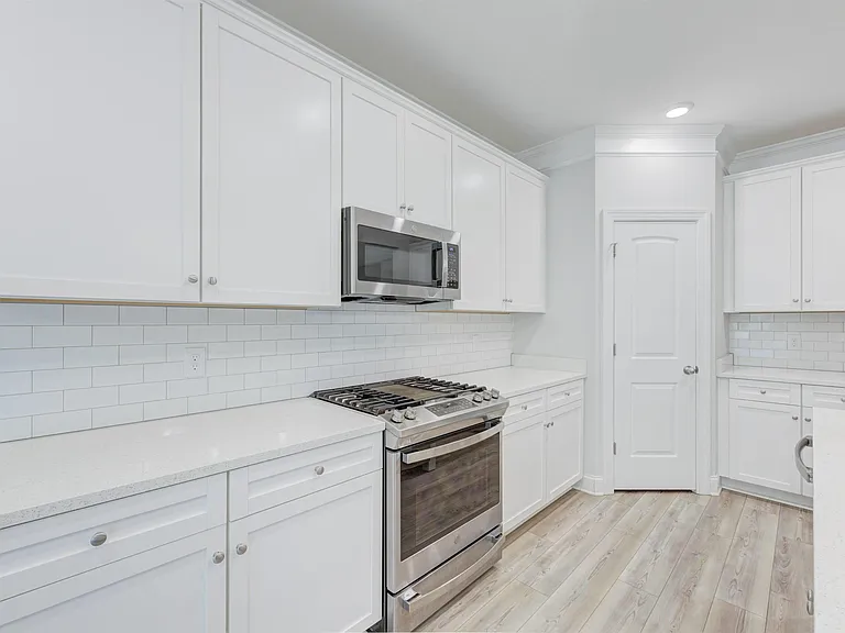 300 Sunnycrest Ln — Photo 21