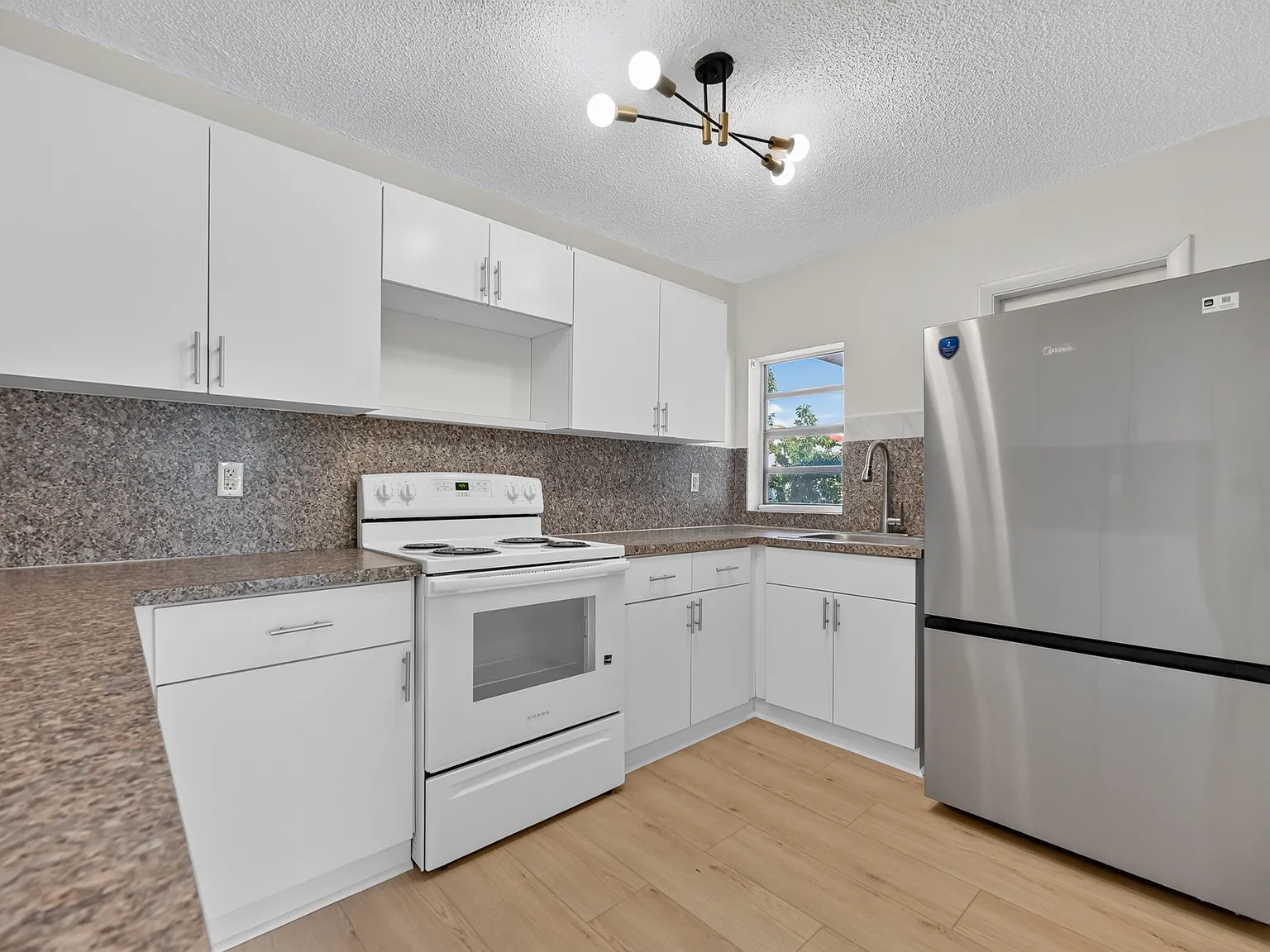 2 bed, 1012 sqft, $2,000 — Photo 2
