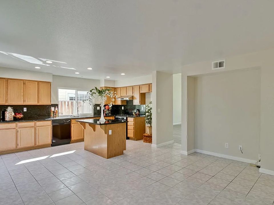 2nd image of 5462 Reseda Cir
