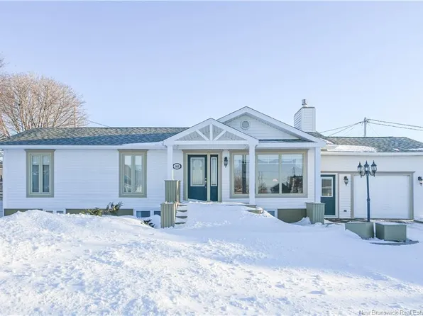 262 Savard St, Caraquet, NB E1W 1A4