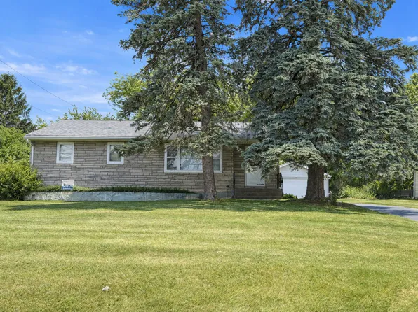 605 Pyott Rd, Lake In The Hills, IL 60156