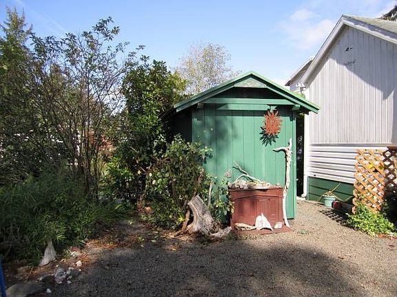 Garden Shed at rear