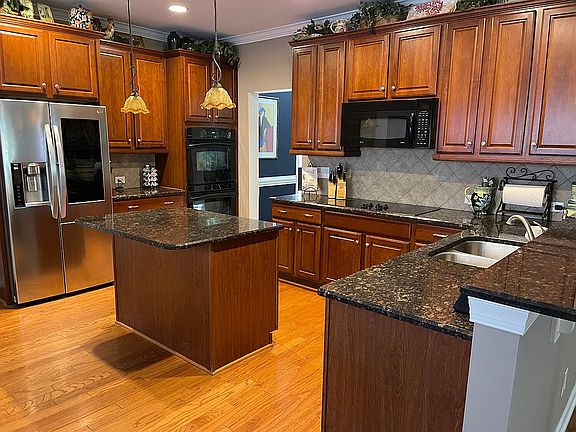 4th image of 2316 River Oaks Dr