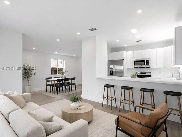 354 NE 35th Ave — Photo 10