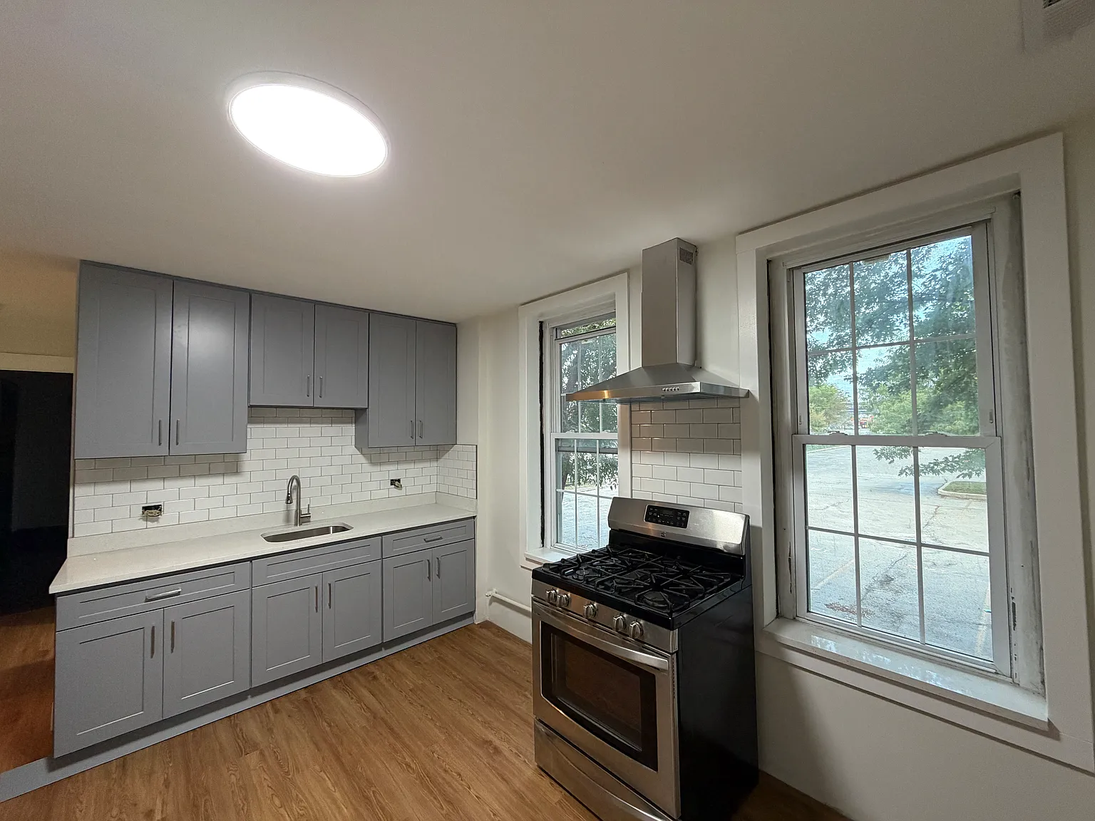 2 bed, 950 sqft, $1,600 — Photo 2