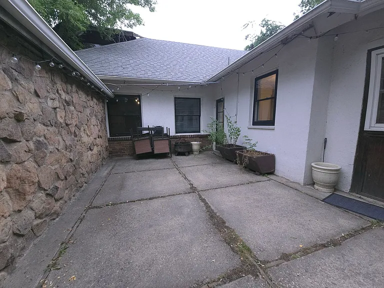 740 University Ave — Photo 32