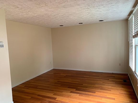 3rd image of 271 Woodoak Ct