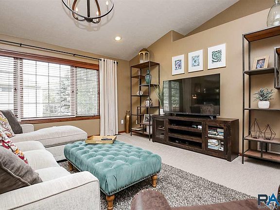 3rd image of 704 W Quail Creek Cir
