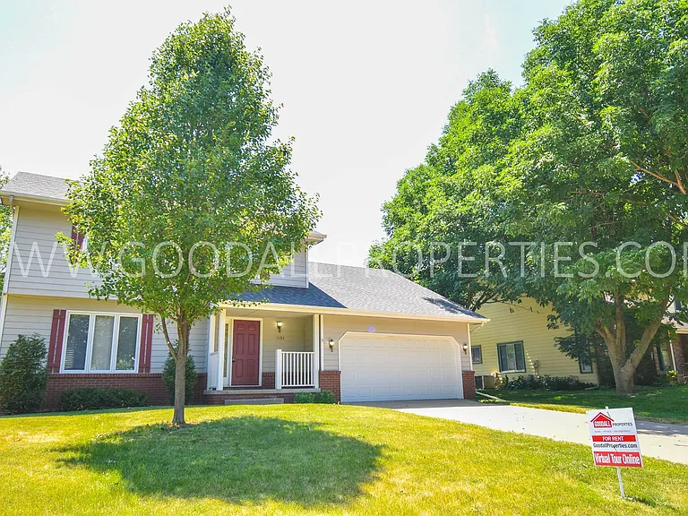 1104 Prairie View Dr — Photo 1