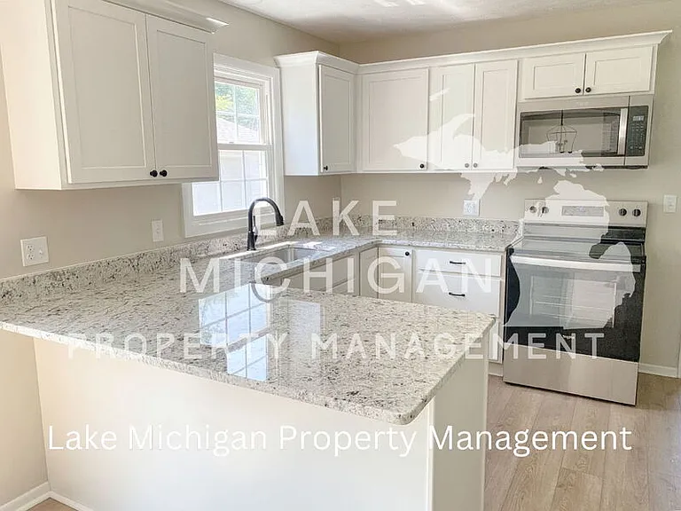 1010 N Hampton Dr NE — Photo 3