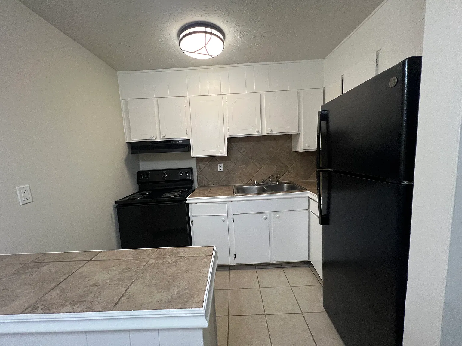 2711 Fairlee Dr. — Photo 3