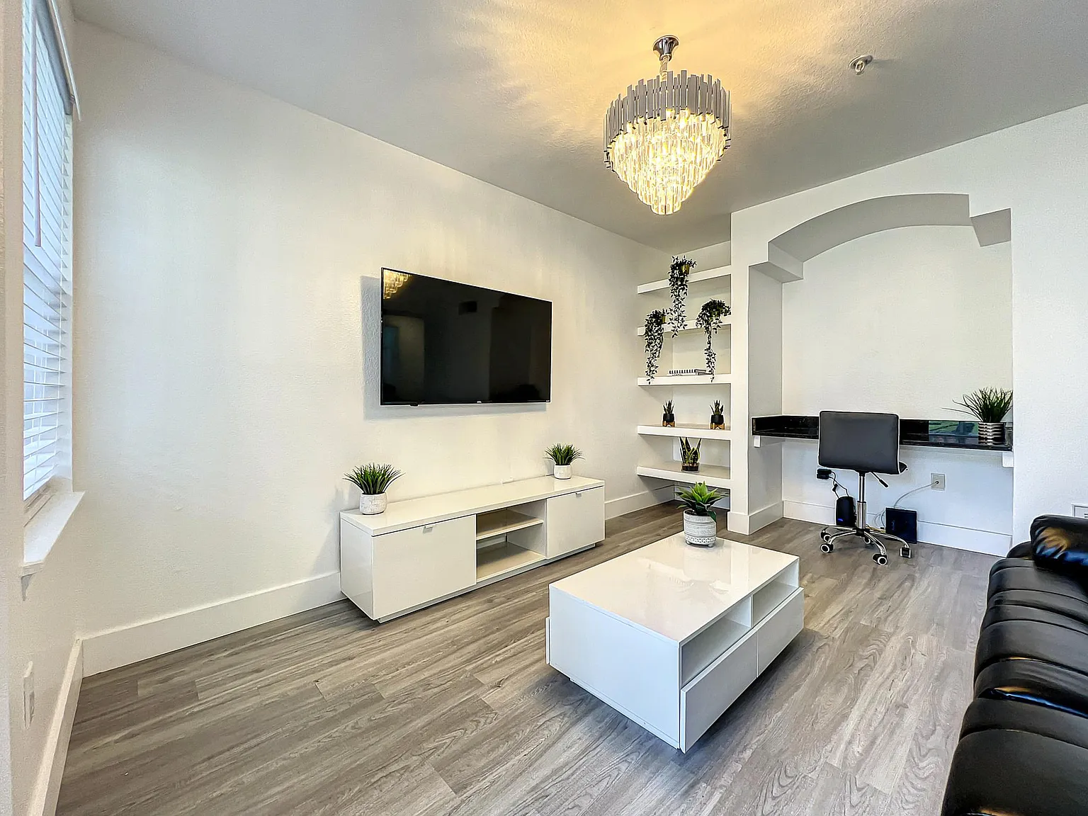 1 bed, 842 sqft, $2,300 — Photo 3