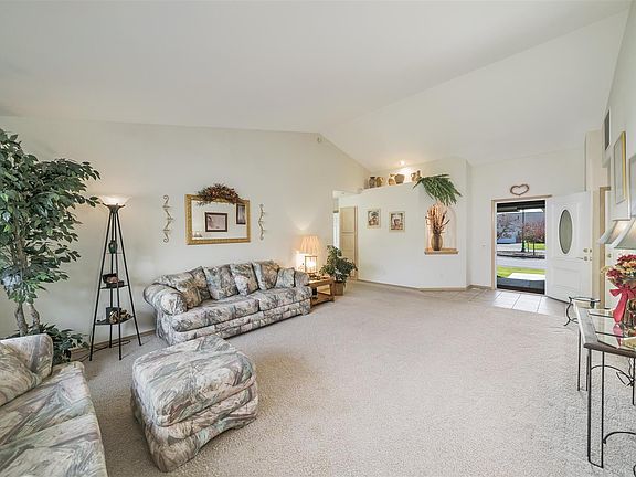 2nd image of 166 Tamarack Ct N