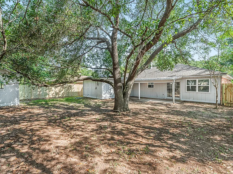 3408 Dallis Dr — Photo 15