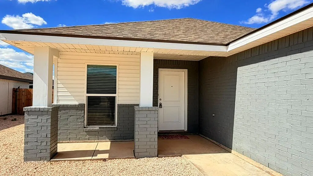 3 bed, 2.0 bath, 1270 sqft, $2,300 — Photo 3