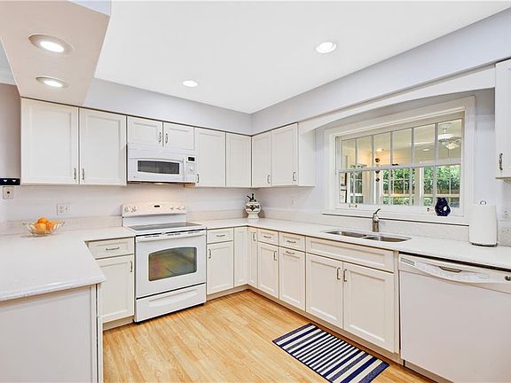 3rd image of 2101 Companero Ave